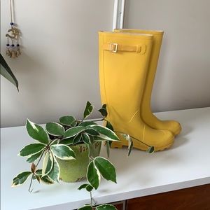 Cute yellow rain boots. Size six.